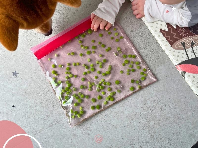 sensory-play-pre-babatka-hrach-s-vodou-nalejeme-vodu-vytlacime-vzduch